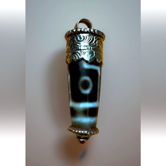 Vintage Hand Carved Floral Pattern Tibetan Akate(Dzi) Amulet Silver Pendant 13Gm - Picture 9 of 11